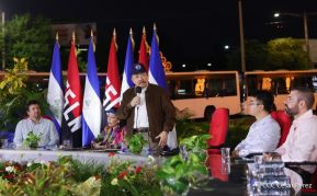 Acto de entrega de buses a cooperativas en celebración a la epopeya de la toma del Palacio Nacional