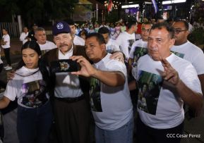 Acto de entrega de buses a cooperativas en celebración a la epopeya de la toma del Palacio Nacional