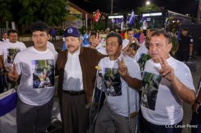 Acto de entrega de buses a cooperativas en celebración a la epopeya de la toma del Palacio Nacional