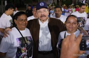 Acto de entrega de buses a cooperativas en celebración a la epopeya de la toma del Palacio Nacional