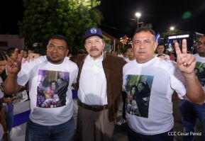 Acto de entrega de buses a cooperativas en celebración a la epopeya de la toma del Palacio Nacional