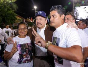Acto de entrega de buses a cooperativas en celebración a la epopeya de la toma del Palacio Nacional