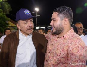 Acto de entrega de buses a cooperativas en celebración a la epopeya de la toma del Palacio Nacional