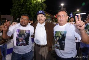 Acto de entrega de buses a cooperativas en celebración a la epopeya de la toma del Palacio Nacional