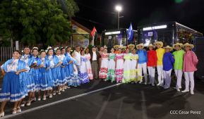 Acto de entrega de buses a cooperativas en celebración a la epopeya de la toma del Palacio Nacional