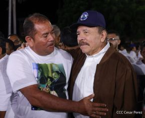 Acto de entrega de buses a cooperativas en celebración a la epopeya de la toma del Palacio Nacional