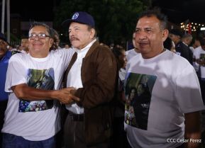 Acto de entrega de buses a cooperativas en celebración a la epopeya de la toma del Palacio Nacional