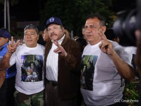 Acto de entrega de buses a cooperativas en celebración a la epopeya de la toma del Palacio Nacional