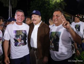 Acto de entrega de buses a cooperativas en celebración a la epopeya de la toma del Palacio Nacional