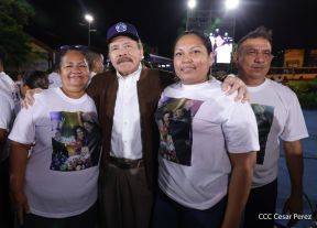 Acto de entrega de buses a cooperativas en celebración a la epopeya de la toma del Palacio Nacional