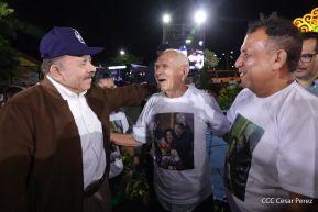 Acto de entrega de buses a cooperativas en celebración a la epopeya de la toma del Palacio Nacional
