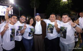 Acto de entrega de buses a cooperativas en celebración a la epopeya de la toma del Palacio Nacional