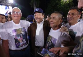 Acto de entrega de buses a cooperativas en celebración a la epopeya de la toma del Palacio Nacional