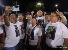 Acto de entrega de buses a cooperativas en celebración a la epopeya de la toma del Palacio Nacional
