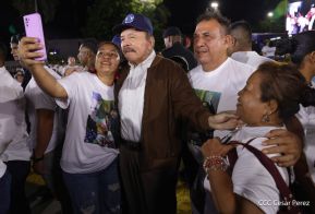 Acto de entrega de buses a cooperativas en celebración a la epopeya de la toma del Palacio Nacional
