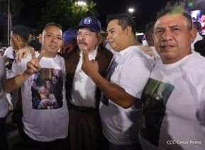 Acto de entrega de buses a cooperativas en celebración a la epopeya de la toma del Palacio Nacional
