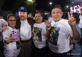 Acto de entrega de buses a cooperativas en celebración a la epopeya de la toma del Palacio Nacional