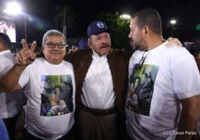 Acto de entrega de buses a cooperativas en celebración a la epopeya de la toma del Palacio Nacional