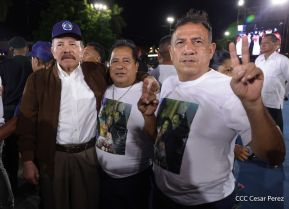 Acto de entrega de buses a cooperativas en celebración a la epopeya de la toma del Palacio Nacional
