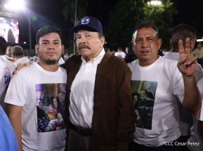 Acto de entrega de buses a cooperativas en celebración a la epopeya de la toma del Palacio Nacional