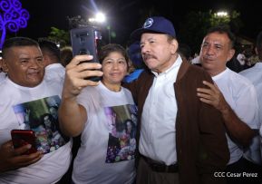 Acto de entrega de buses a cooperativas en celebración a la epopeya de la toma del Palacio Nacional