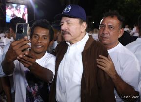 Acto de entrega de buses a cooperativas en celebración a la epopeya de la toma del Palacio Nacional