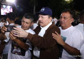 Acto de entrega de buses a cooperativas en celebración a la epopeya de la toma del Palacio Nacional