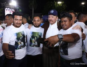 Acto de entrega de buses a cooperativas en celebración a la epopeya de la toma del Palacio Nacional