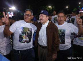 Acto de entrega de buses a cooperativas en celebración a la epopeya de la toma del Palacio Nacional