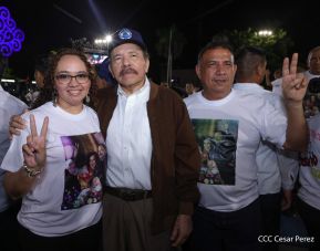 Acto de entrega de buses a cooperativas en celebración a la epopeya de la toma del Palacio Nacional