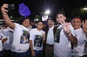 Acto de entrega de buses a cooperativas en celebración a la epopeya de la toma del Palacio Nacional