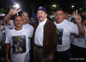 Acto de entrega de buses a cooperativas en celebración a la epopeya de la toma del Palacio Nacional