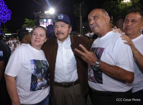 Acto de entrega de buses a cooperativas en celebración a la epopeya de la toma del Palacio Nacional