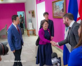 Autoridades nicaragüenses se reúnen con delegación de la República Popular China encabezada por Huang Xiaowei