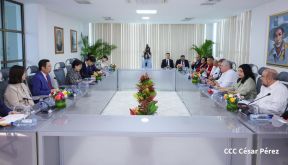 Autoridades nicaragüenses se reúnen con delegación de la República Popular China encabezada por Huang Xiaowei