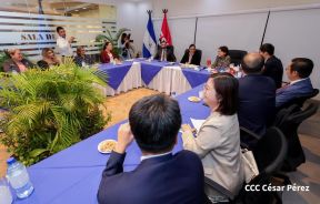Autoridades nicaragüenses se reúnen con delegación de la República Popular China encabezada por Huang Xiaowei