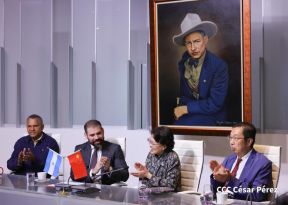Autoridades nicaragüenses se reúnen con delegación de la República Popular China encabezada por Huang Xiaowei