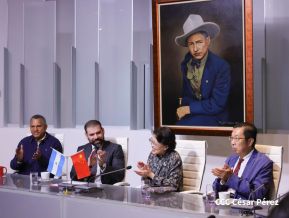 Autoridades nicaragüenses se reúnen con delegación de la República Popular China encabezada por Huang Xiaowei