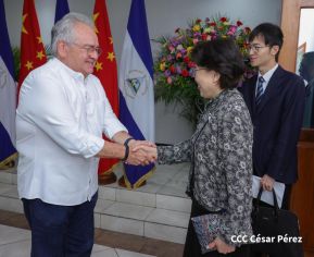 Autoridades nicaragüenses se reúnen con delegación de la República Popular China encabezada por Huang Xiaowei