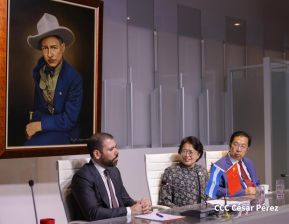 Autoridades nicaragüenses se reúnen con delegación de la República Popular China encabezada por Huang Xiaowei
