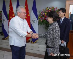 Autoridades nicaragüenses se reúnen con delegación de la República Popular China encabezada por Huang Xiaowei