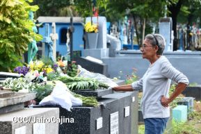 Familias nicaragüenses visitan a sus files difuntos en los distintos cementerios del país