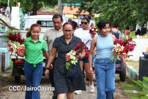 Familias nicaragüenses visitan a sus files difuntos en los distintos cementerios del país