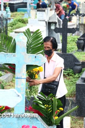 Familias nicaragüenses visitan a sus files difuntos en los distintos cementerios del país