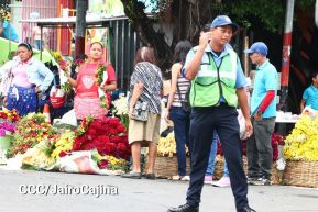 Familias nicaragüenses visitan a sus files difuntos en los distintos cementerios del país