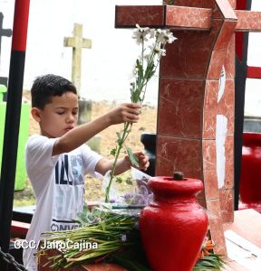 Familias nicaragüenses visitan a sus files difuntos en los distintos cementerios del país