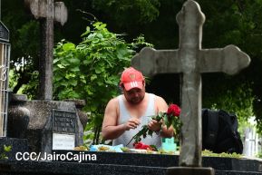 Familias nicaragüenses visitan a sus files difuntos en los distintos cementerios del país