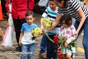 Familias nicaragüenses visitan a sus files difuntos en los distintos cementerios del país
