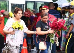 Familias nicaragüenses visitan a sus files difuntos en los distintos cementerios del país