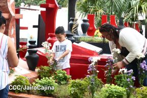 Familias nicaragüenses visitan a sus files difuntos en los distintos cementerios del país